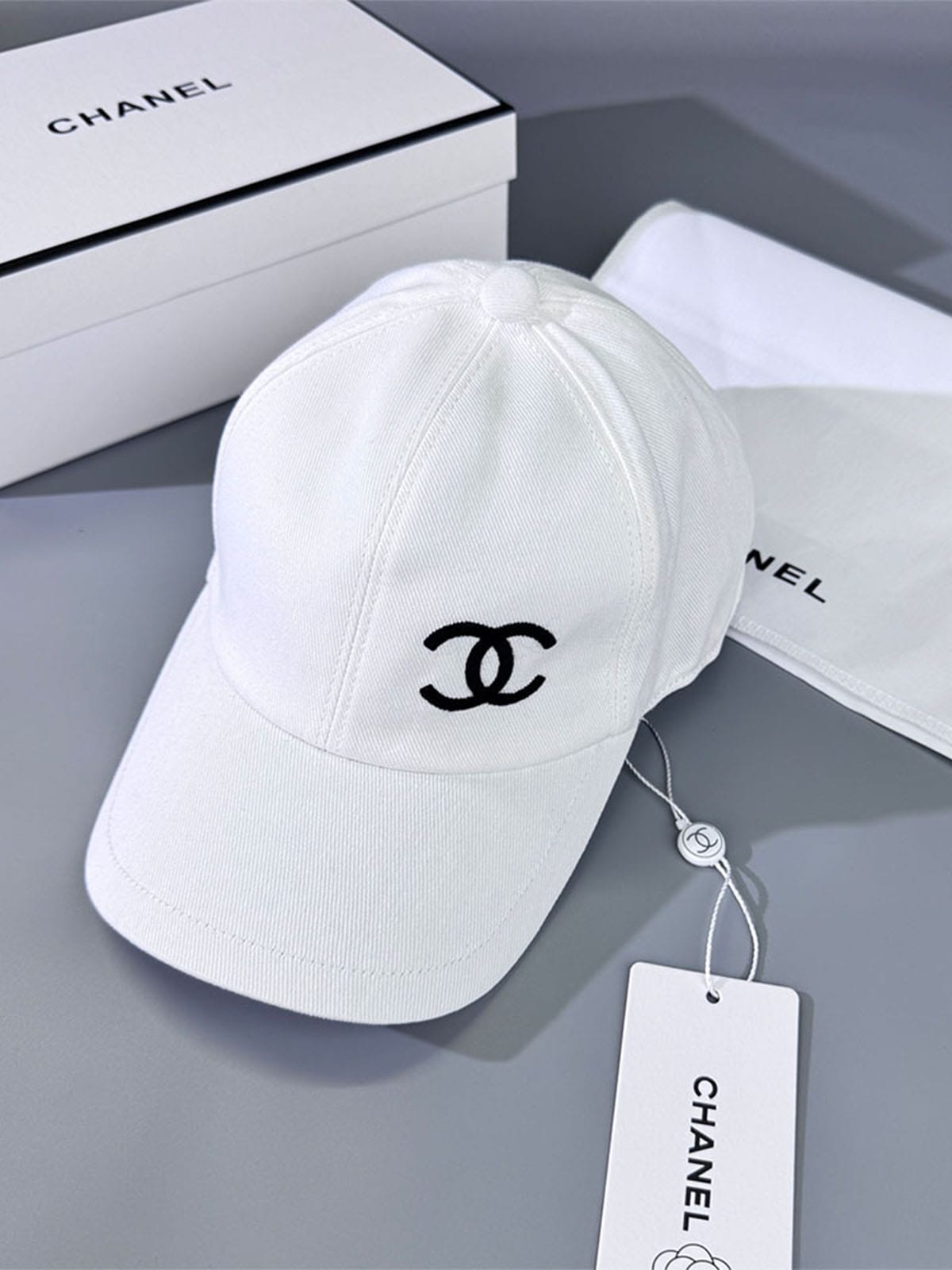 Chanel Pearl CC Baseball Cap (Black Safety Pin Print Lining) White_0000_001 Chanel Pearl CC Baseball Cap (Black Safety Pin Print Lining) White - Master Quality 1:1 - Image 1